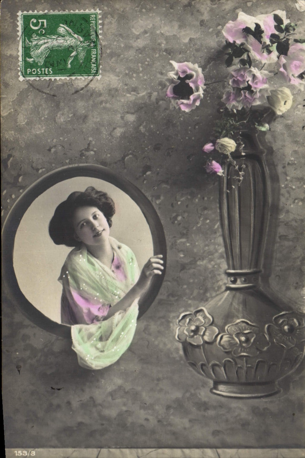 Jeune femme dans un miroir — décor floral — éditeur anonyme, n° 153/3