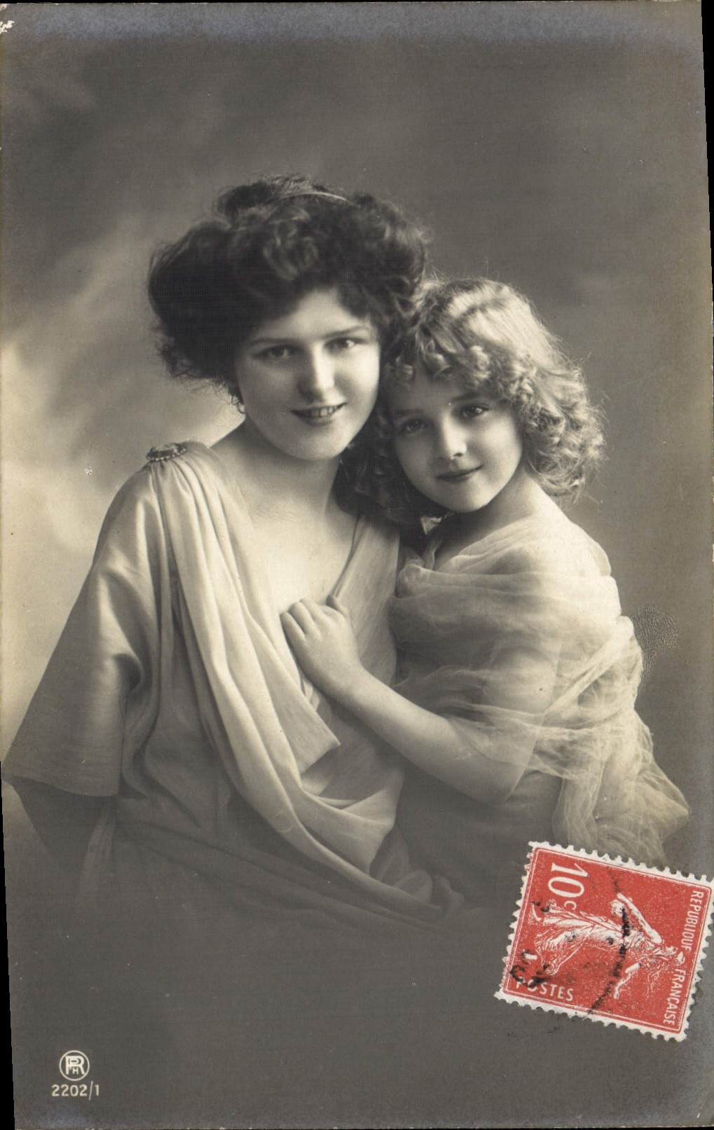 Deux jeunes femmes — portrait studio — éditeur PR, n° 2202/1