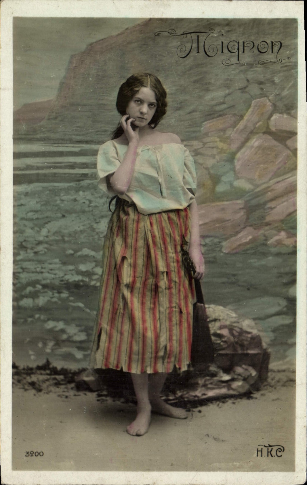 Jeune femme au bord de la mer — Mignon — H.K.C. n° 3900