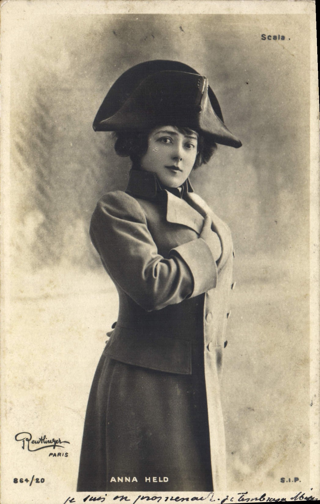 Anna Held — in costume di Napoleone — fotografia di Rawthunger, Parigi, n° 864/20