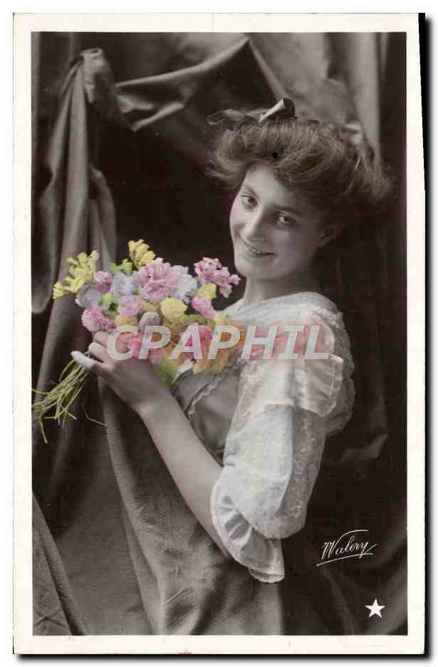 Jeune femme souriante — tenant un bouquet de fleurs colorées — éditeur Muloty, série VBC N°3223