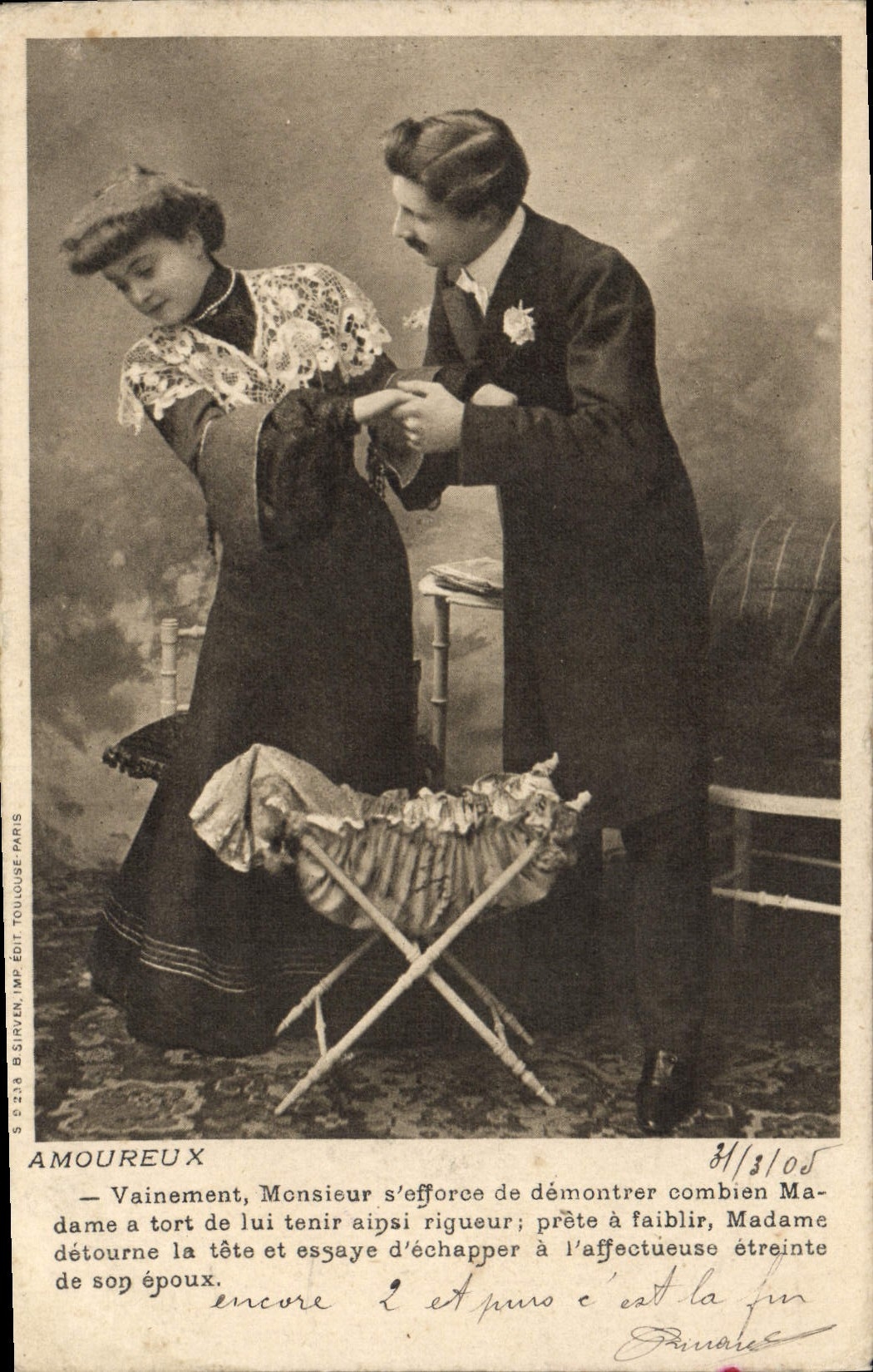 Amoureux — Monsieur s'efforce de démontrer combien Madame a tort de lui tenir ainsi rigueur; Madame détourne la tête et essaye d'échapper à l'affectueuse étreinte de son époux — B. SIRVEN, IMP. ÉDIT TOULOUSE PARIS