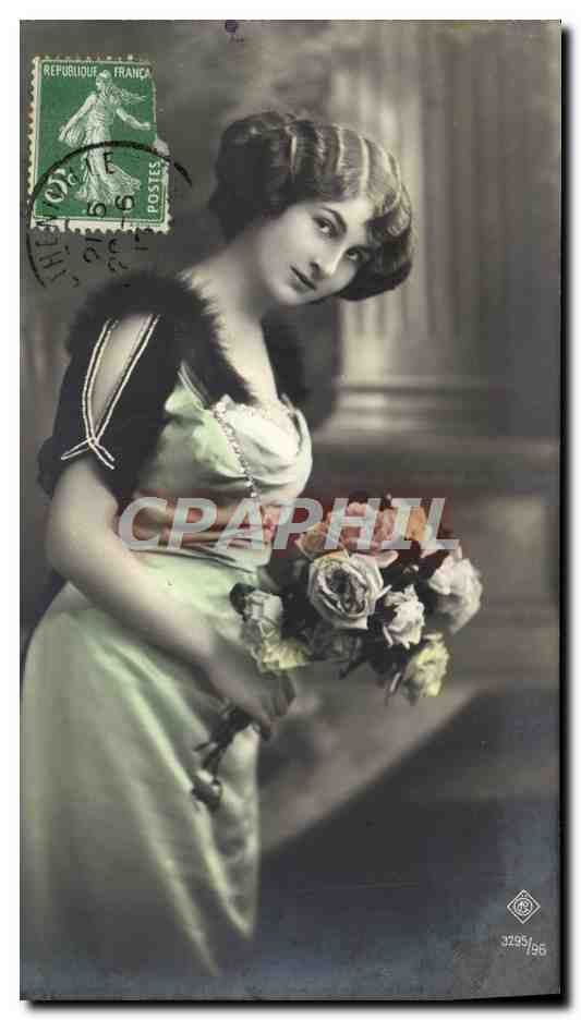 Jeune femme en robe de soirée — avec bouquet — éditée par CPAPHIL, n° 3295/96