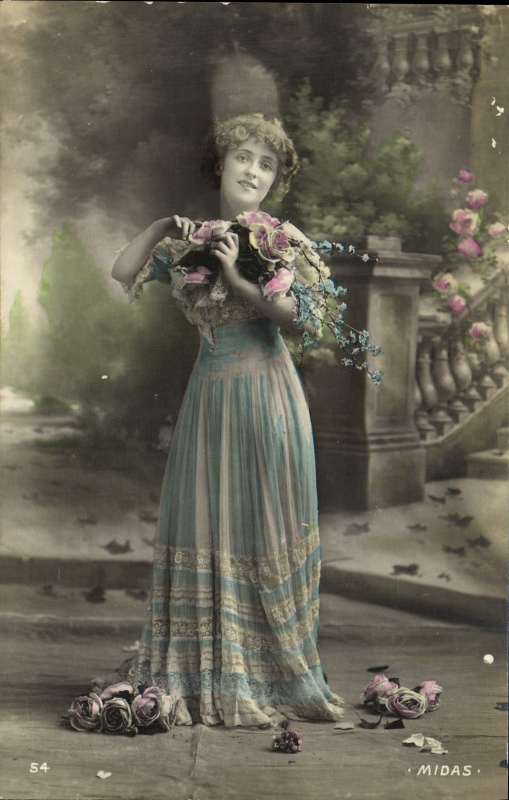 Femme en robe bleue tenant un bouquet de roses — éditeur Midas, n° 54