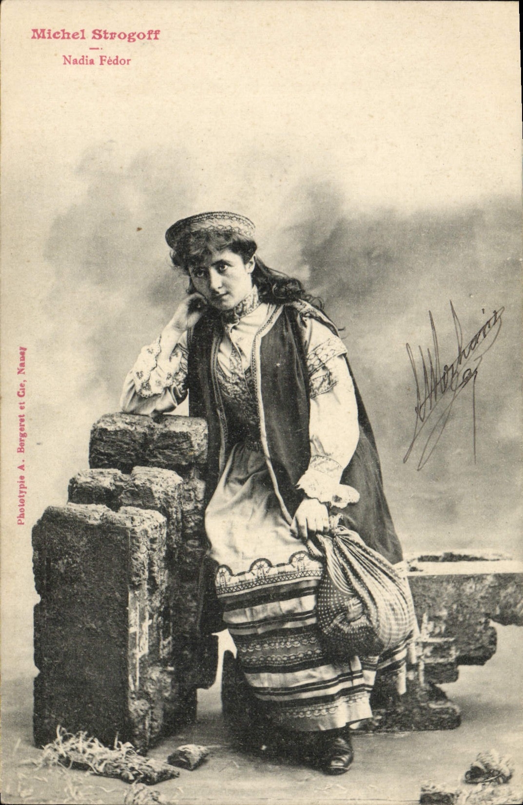 Nadia Strogoff — Retrato en traje tradicional — Fototipia A. Bergaret et Cie, Naway