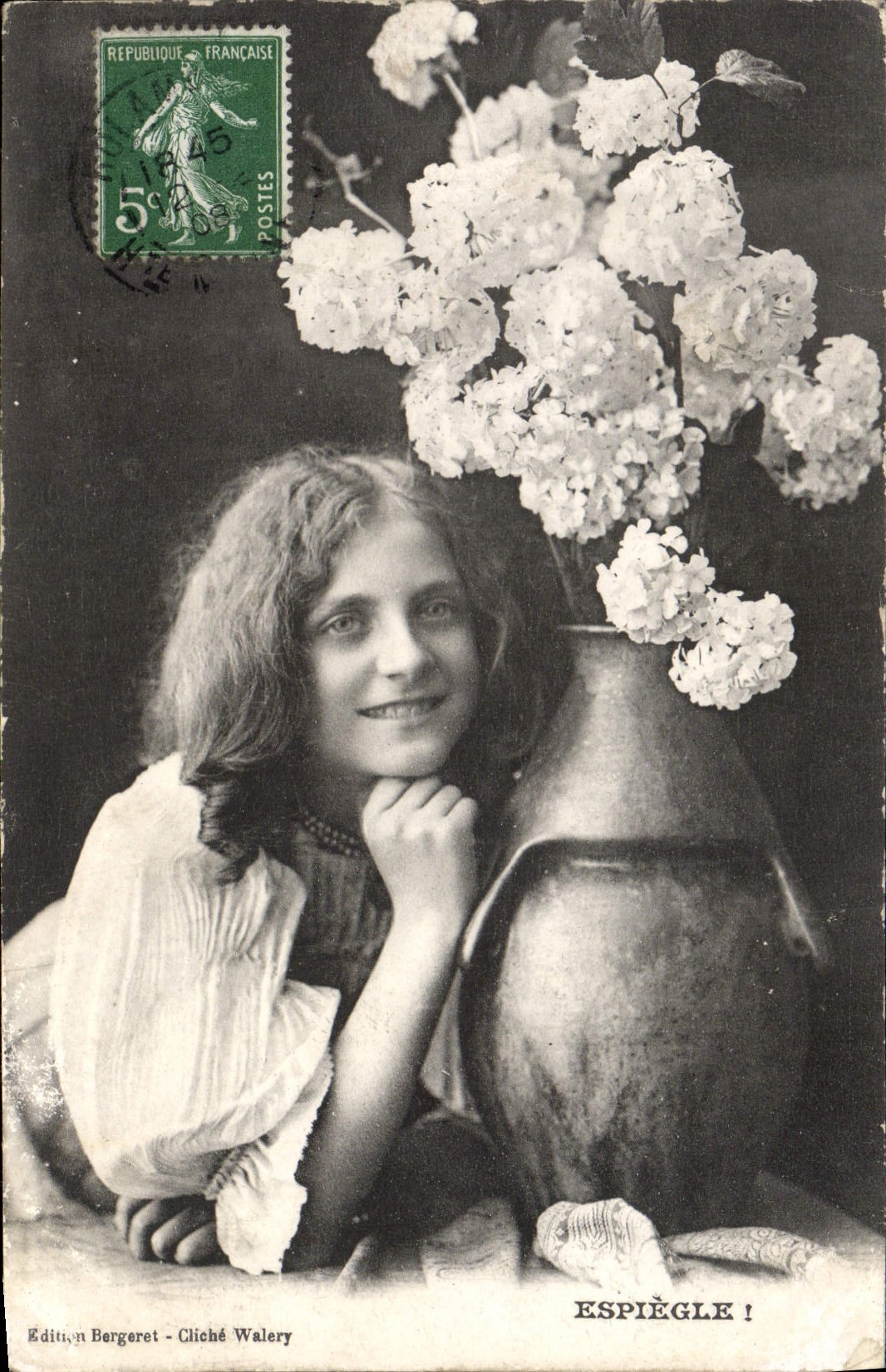 Jeune femme souriante — avec bouquet de fleurs — Édition Bergeret - Cliché Walery