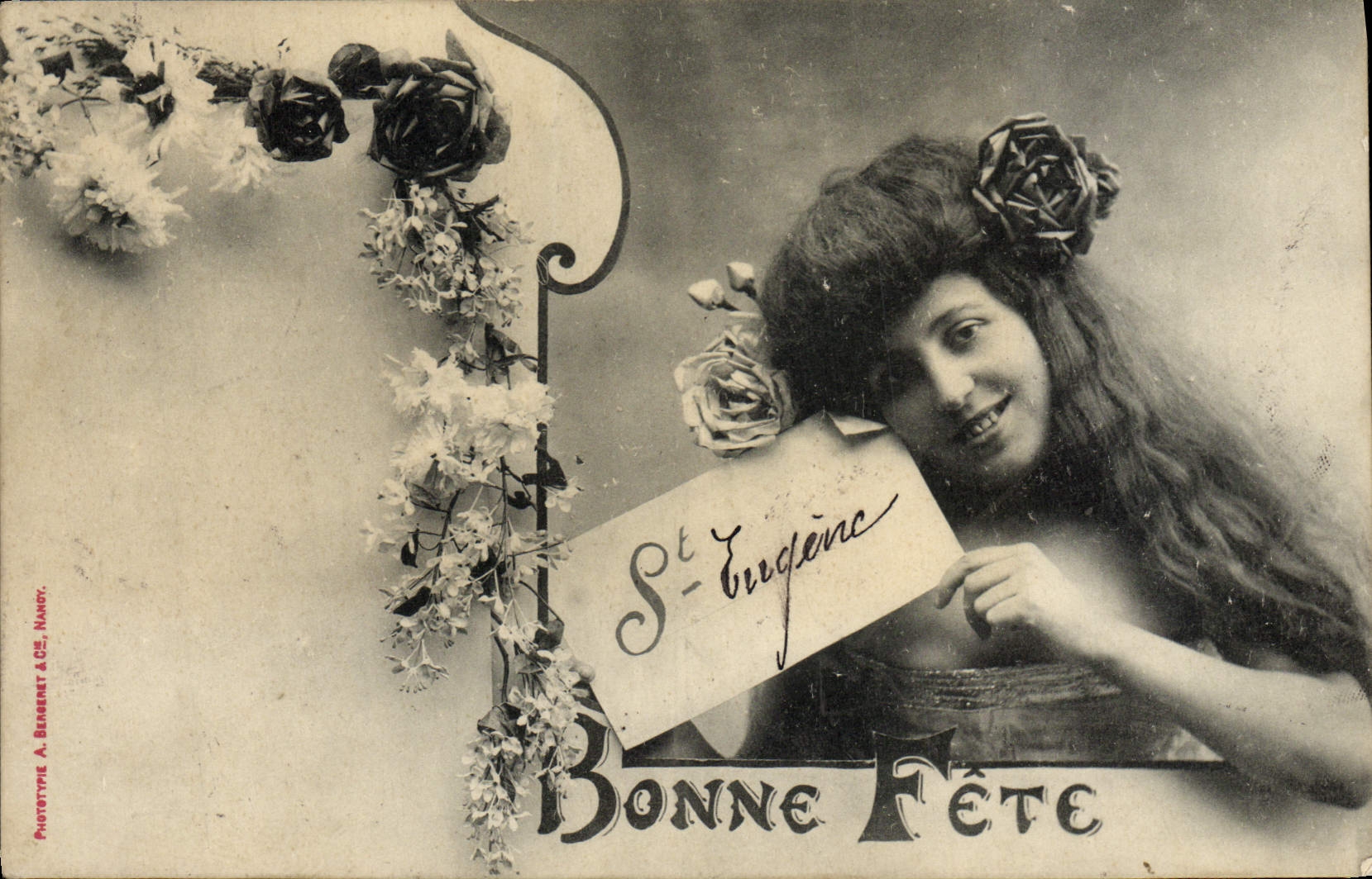Donna sorridente che tiene una carta — Saint-Eugène — Fototipo A. BURGERET & Cie, Nancy