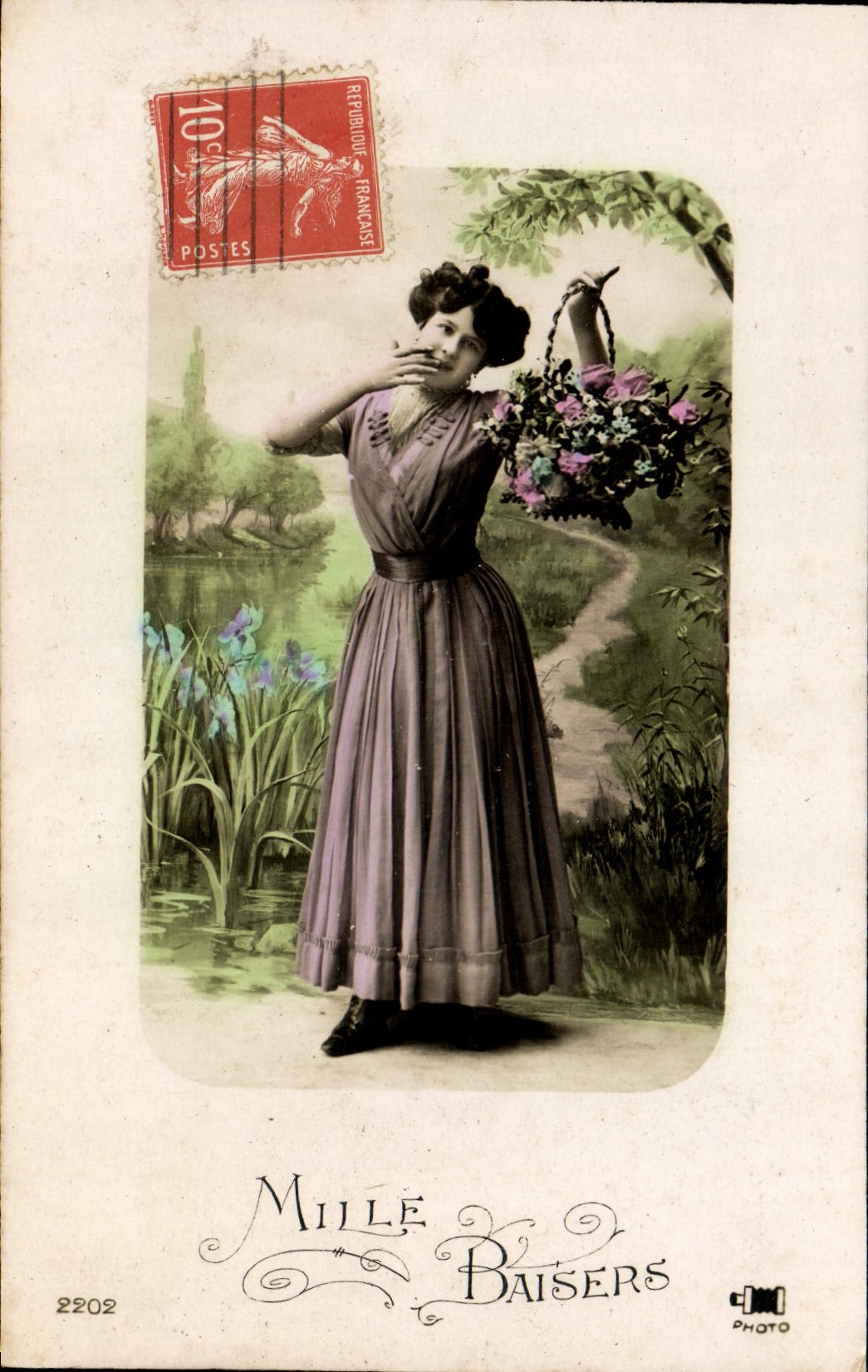 Frau in einem violetten Kleid mit einem Blumenkorb — Photo 2202 — Mille Baisers
