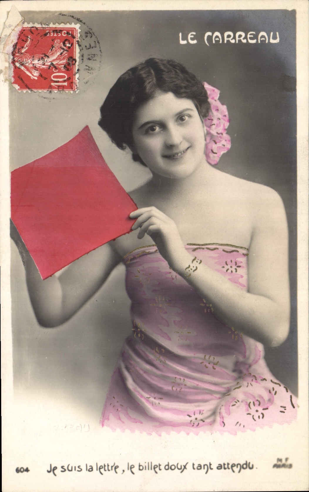 Vrouw in roze jurk die een rood biljet houdt — Le Carreau, Parijs — n°604