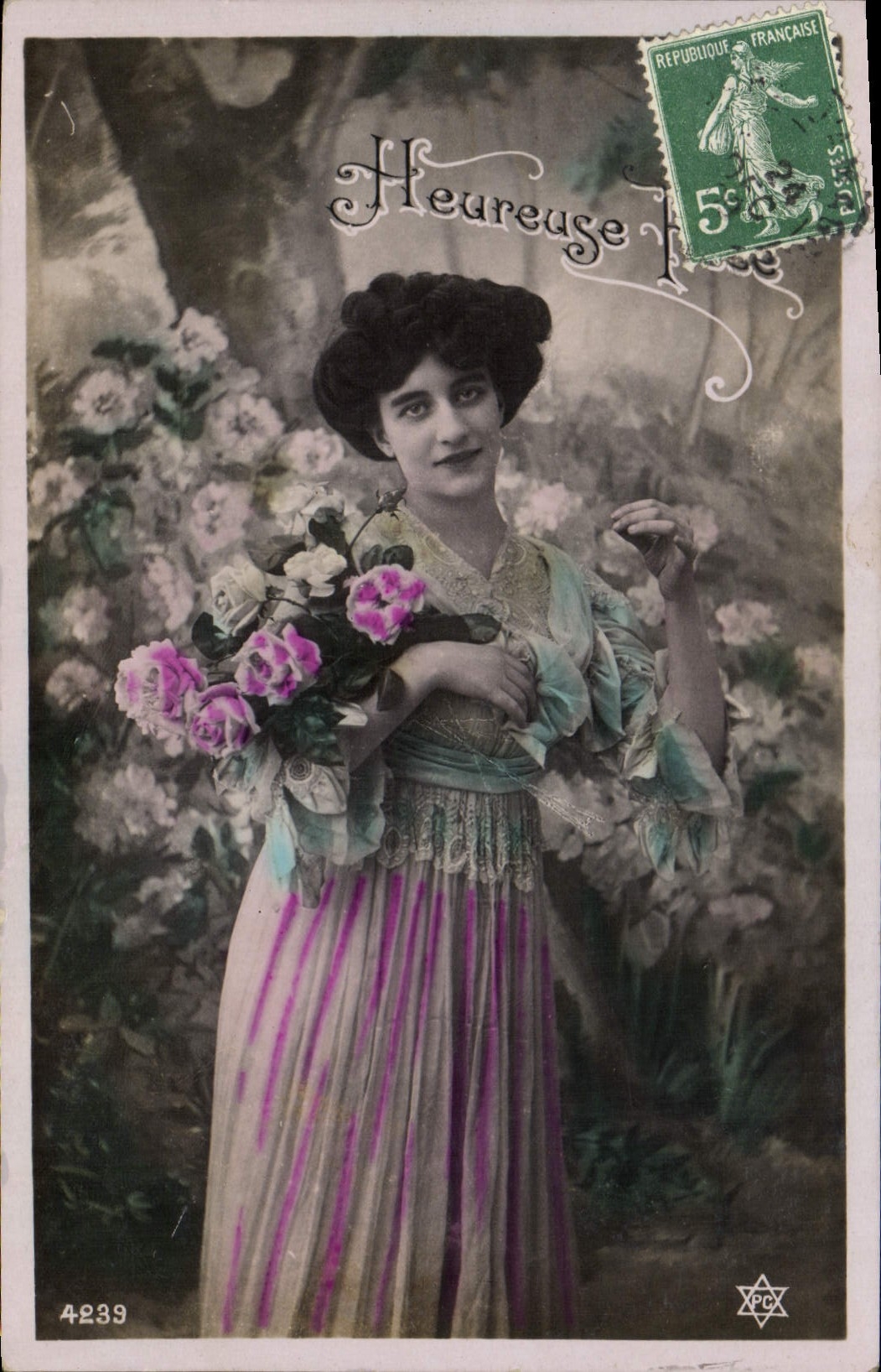 Jeune femme en robe colorée — jardin fleuri — éditeur anonyme, n° 4239