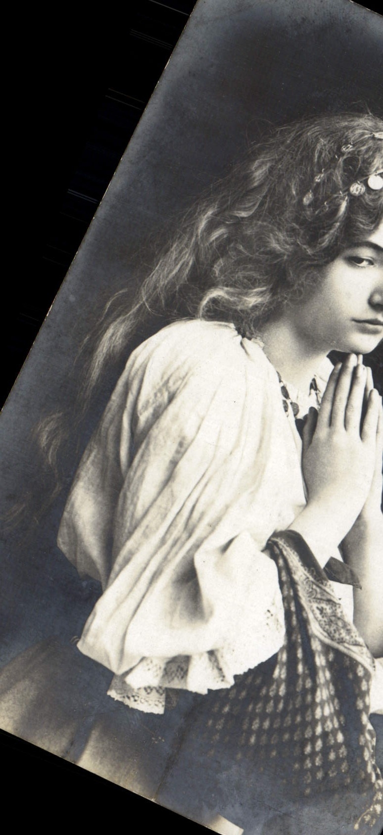 Jeune fille en prière — Éditeur inconnu — n° de série non visible