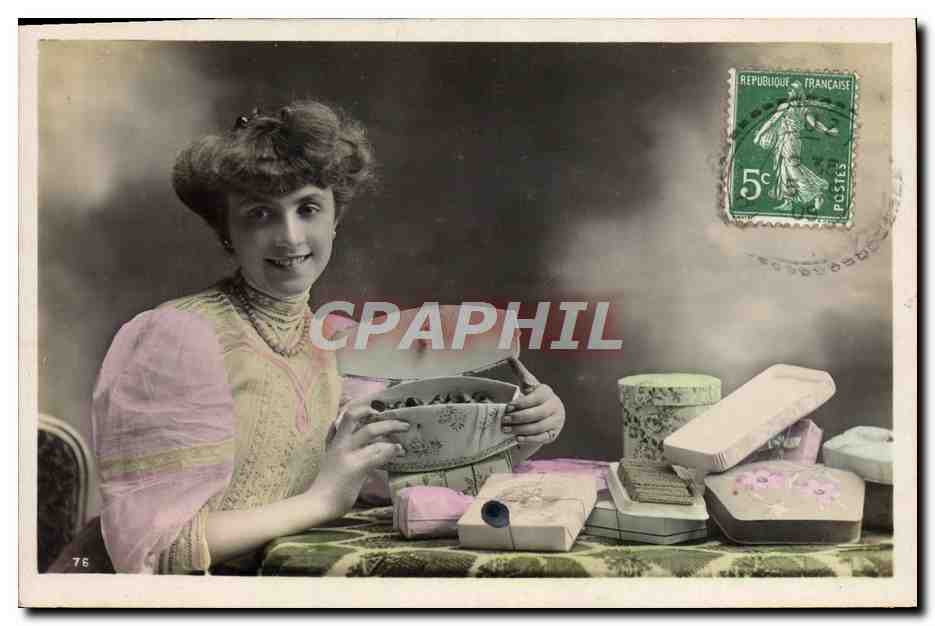 Femme avec boîtes à bijoux — studio — éditeur non visible, n°76