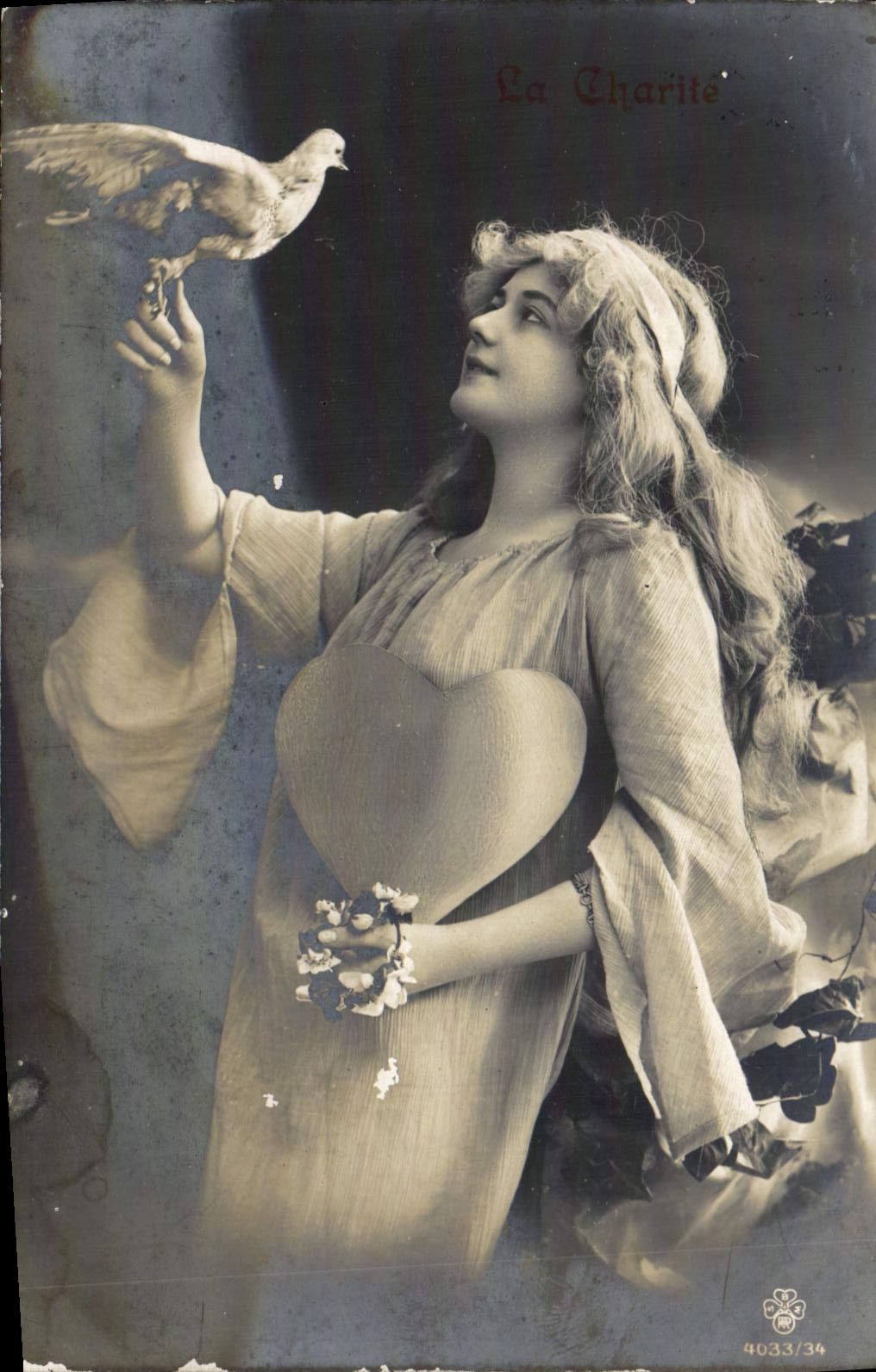 CPA Fantaisie Femme Colombe Coeur 