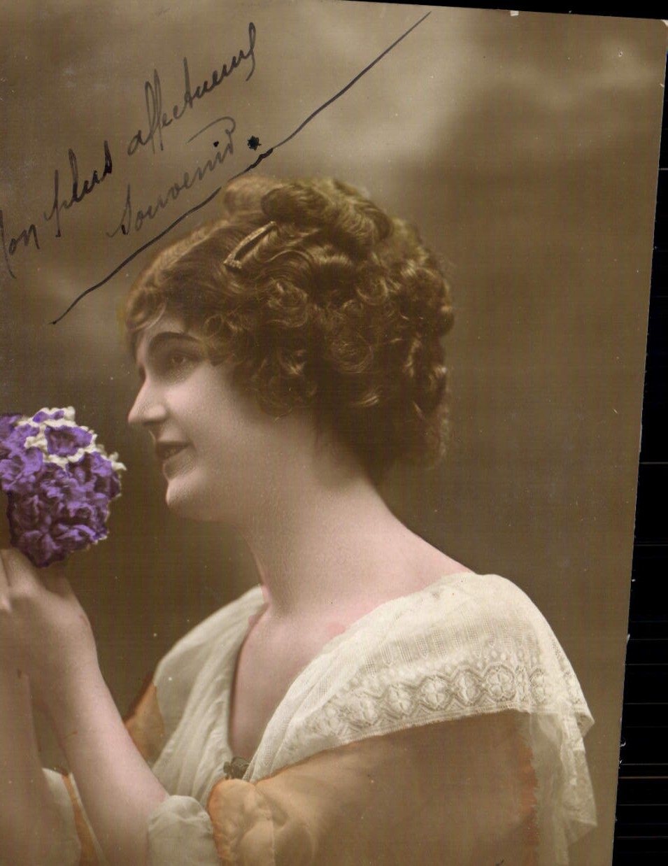 Jeune femme avec bouquet — souvenir affectueux — éditeur non visible