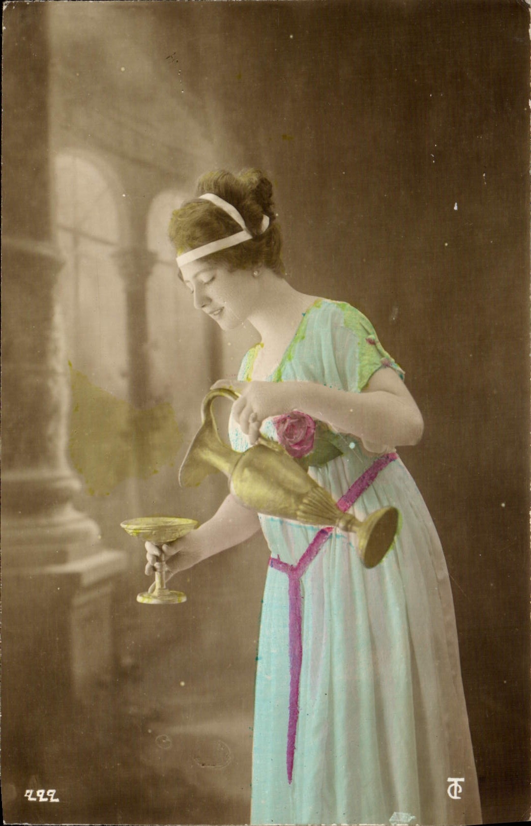 Jeune femme en robe orientale — vers 1921 — éditeur TC, n° 499