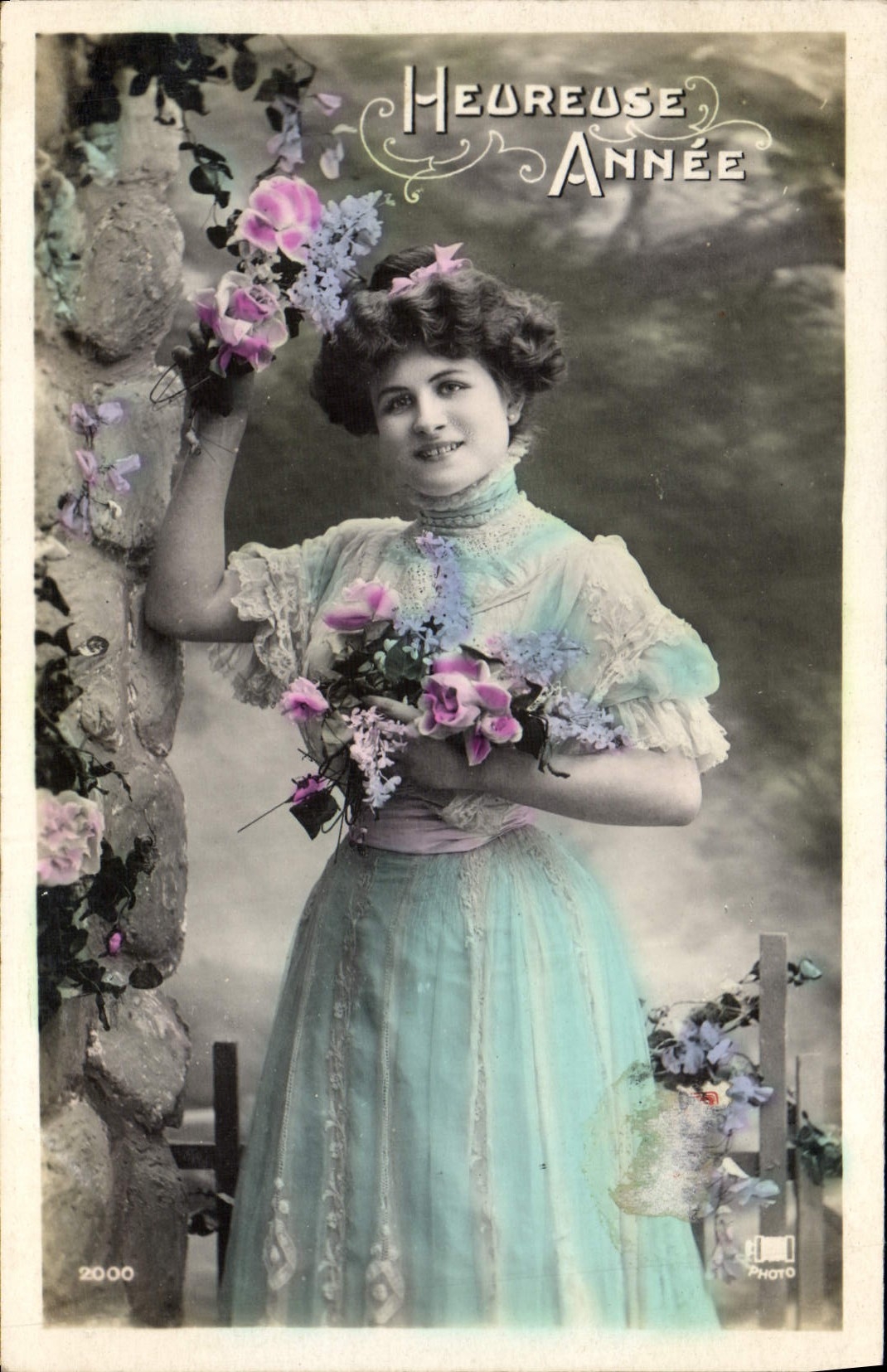 Frau in hellblauer Robe — mit Blumenstrauß — Foto 2000