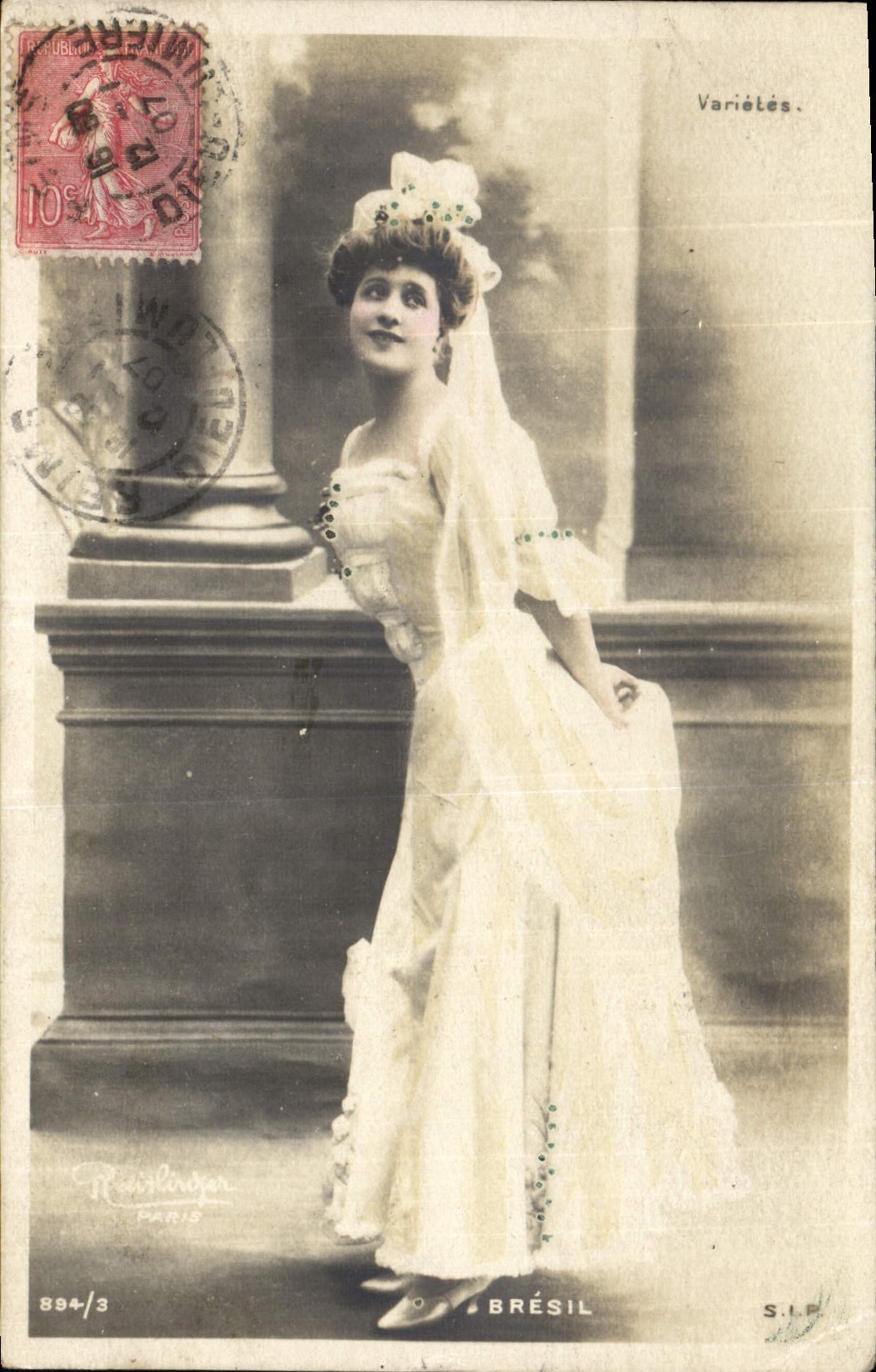 Femme en robe blanche ornée de perles — scène de variétés — photographe Reinlinger, Paris, série 894/3