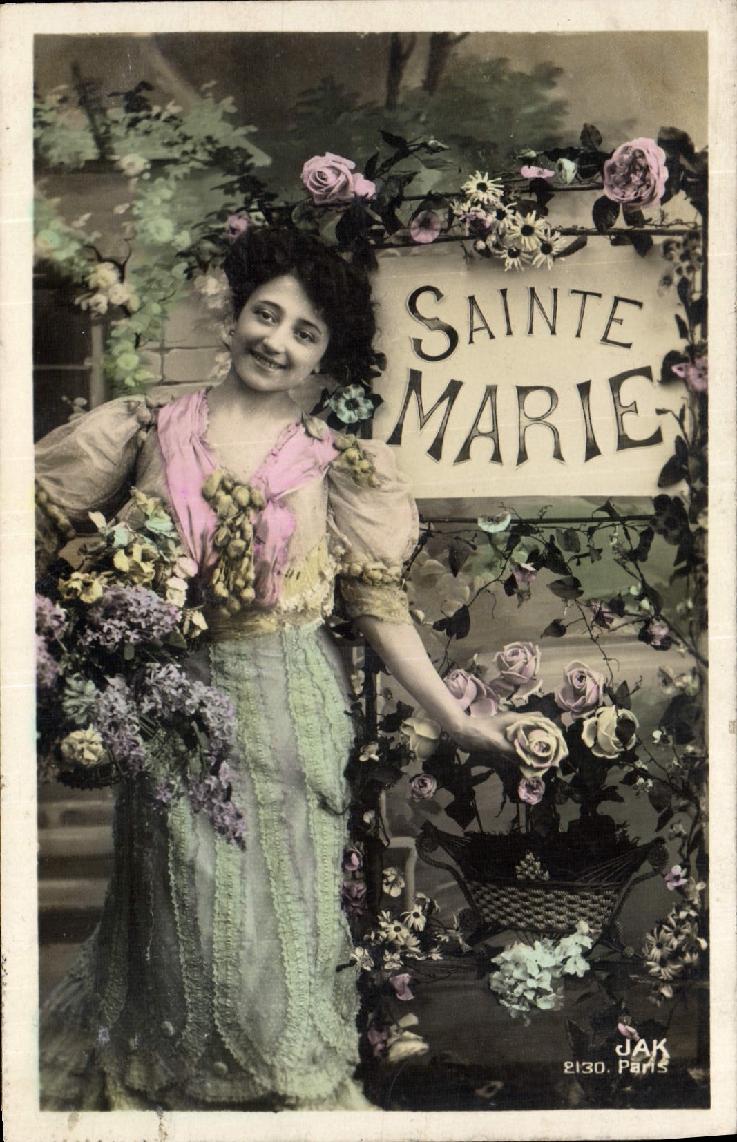Frau in bunter Kleidung — vor einem Schild 'Sainte Marie' — JAK 2130, Paris