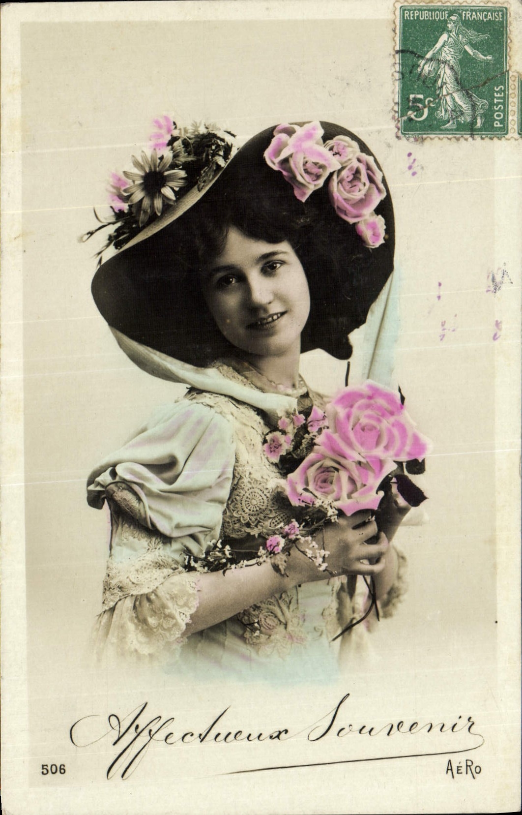Jeune femme en chapeau fleuri — souvenirs — AÉRO n°506