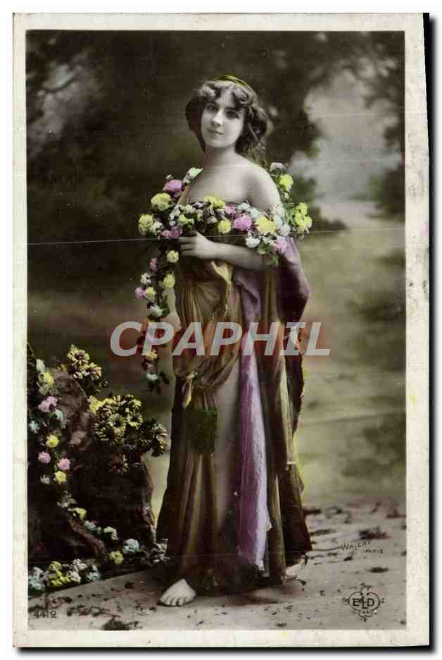 Femme en robe colorée tenant un bouquet — Éditeur WALTER, Paris, n° 4412