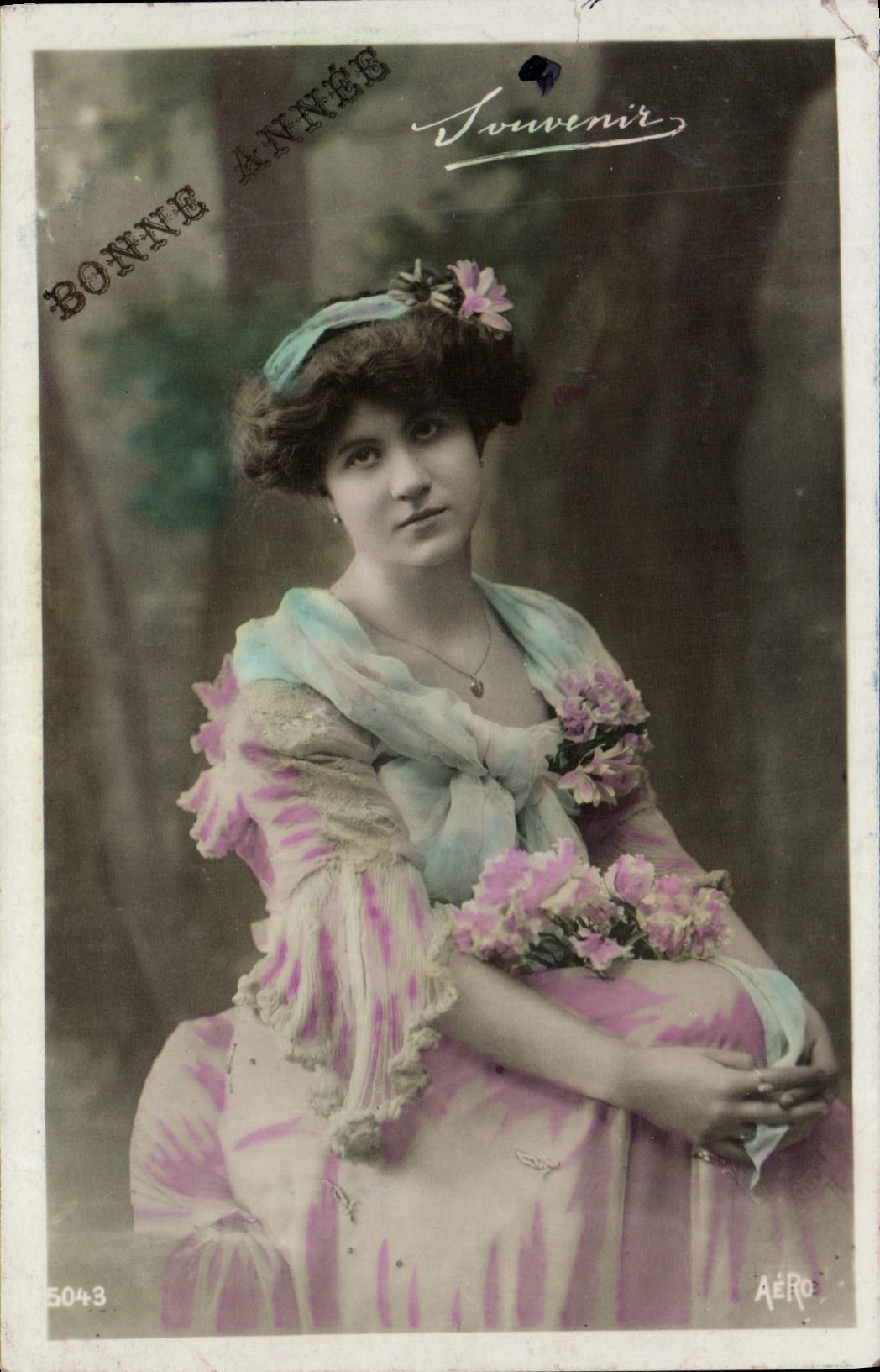 Junge Frau in rosa und blauer Robe — Neujahrsgedächtnis — AÉRO, n°5043