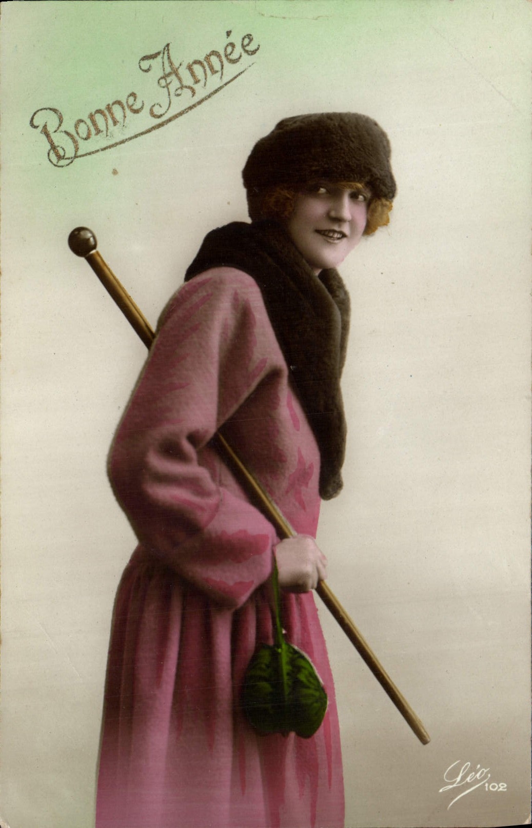 Femme en manteau rose et bonnet de fourrure — Bonne Année — Léo, n°102