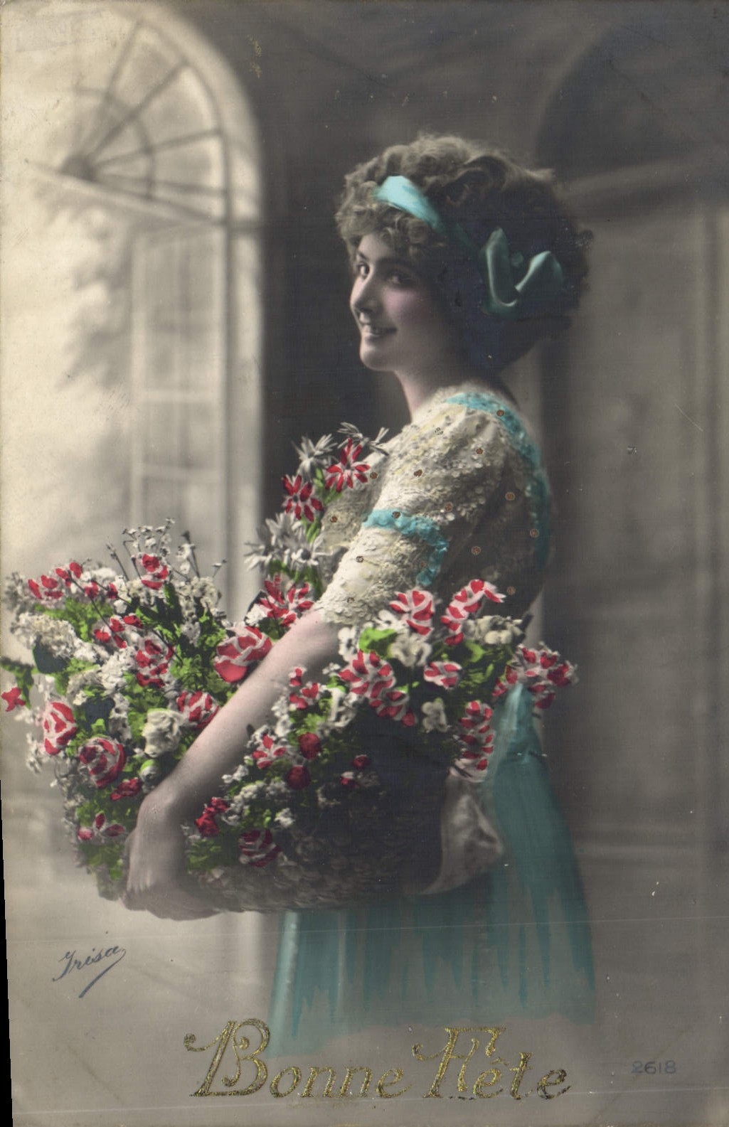 Jeune femme en robe bleue tenant un bouquet — Irisea, n° 2618