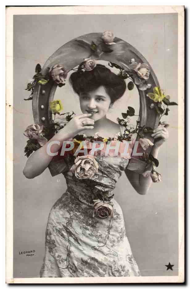 Jeune femme en robe fleurie — portrait encadré de roses — éditeur Legrand, Paris