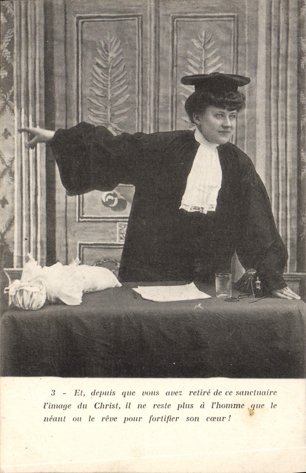 Femme en robe de justice — texte religieux — CPAPHIL