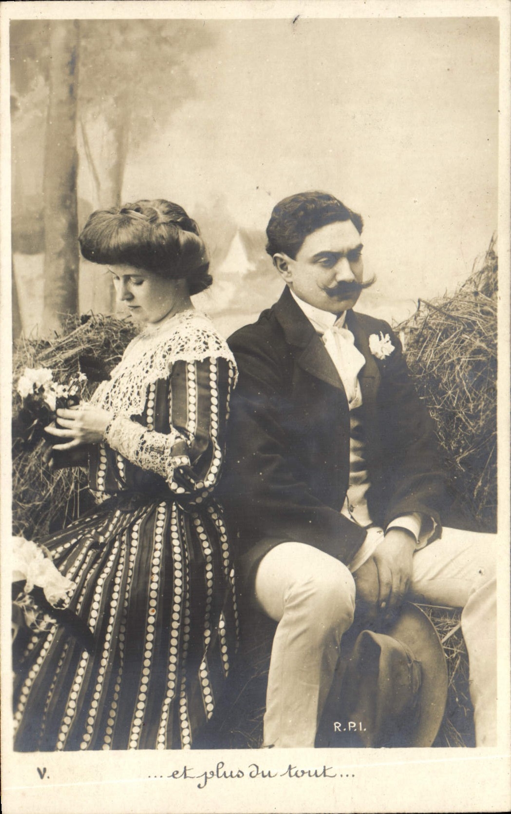 Couple assis — scène champêtre — R.P.I. (éditeur)