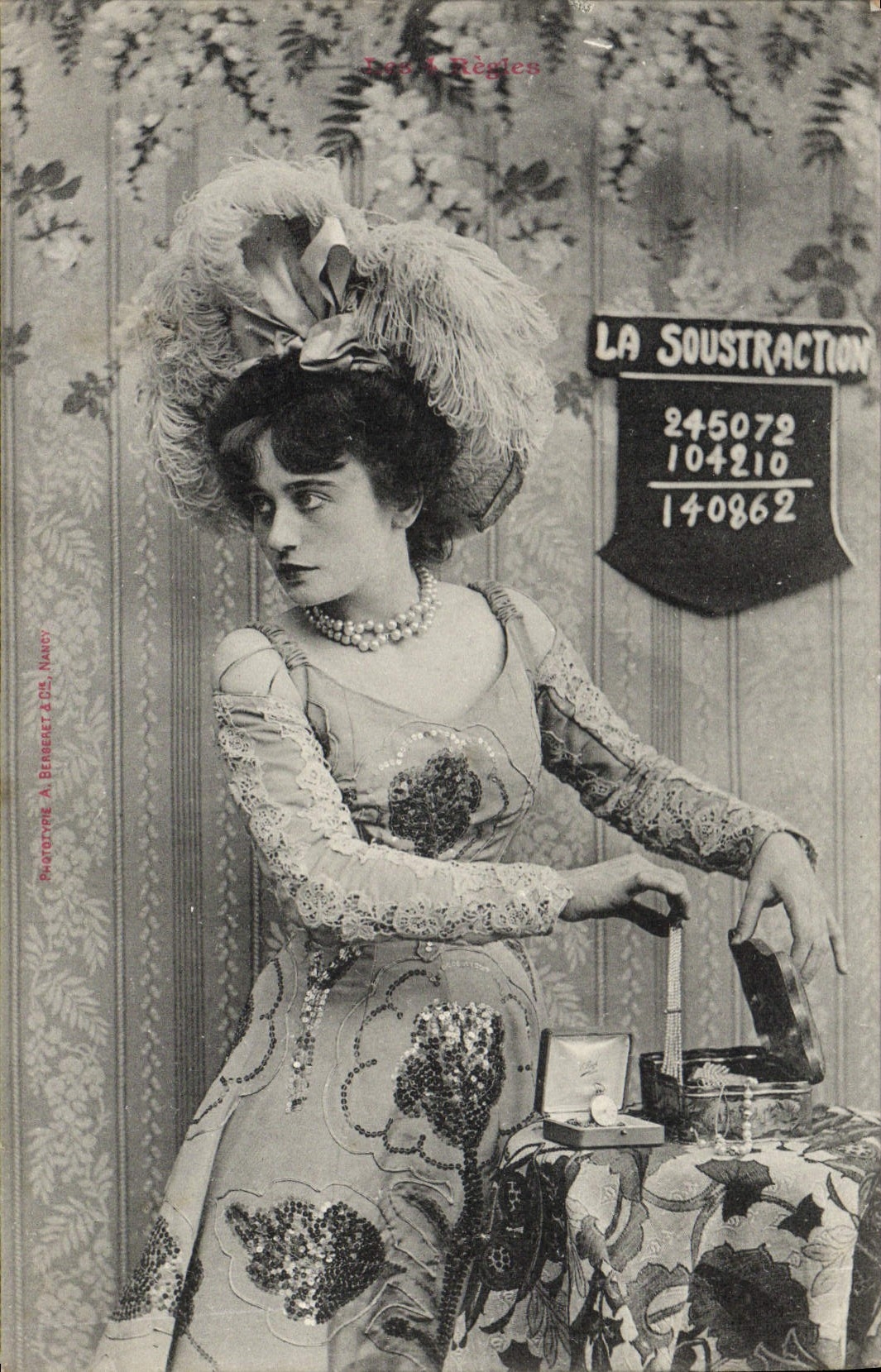 Vrouw in kostuum voor het toneel — De Aftrek — Fototype A. Beaumont & Cie, Nancy
