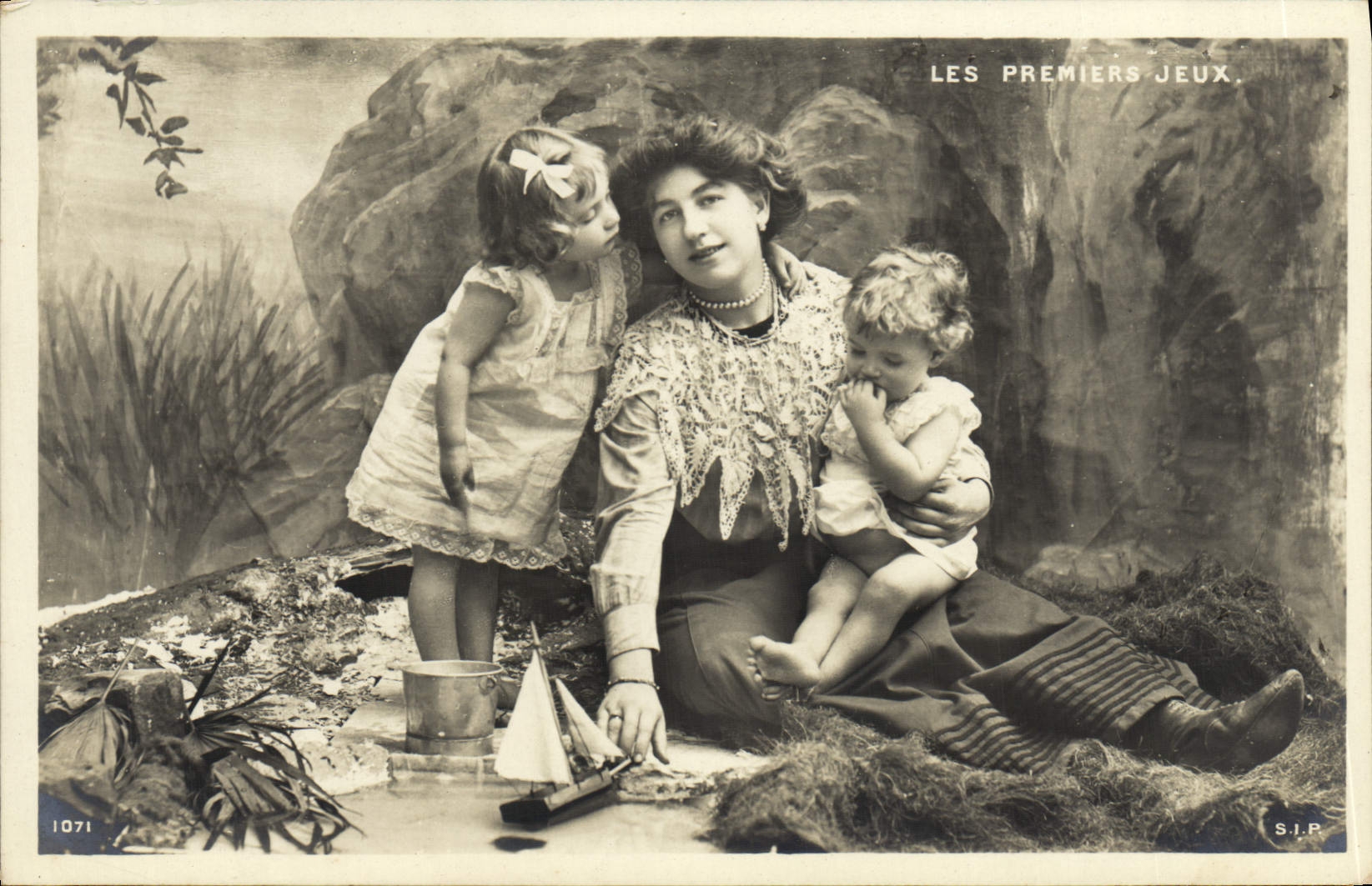 CPA Fantaisie Femme Enfants Les premiers jeux Bateau