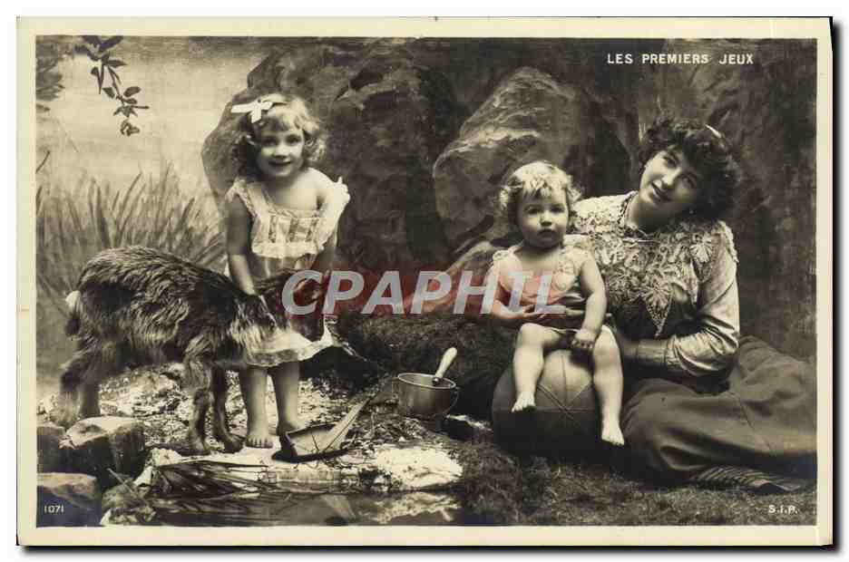 CPA Fantaisie Femme Enfants Les premiers jeux Chevre