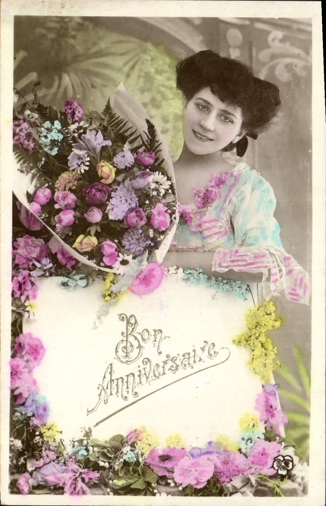 Donna con mazzo di fiori — Buon compleanno — Unione Postale Universale