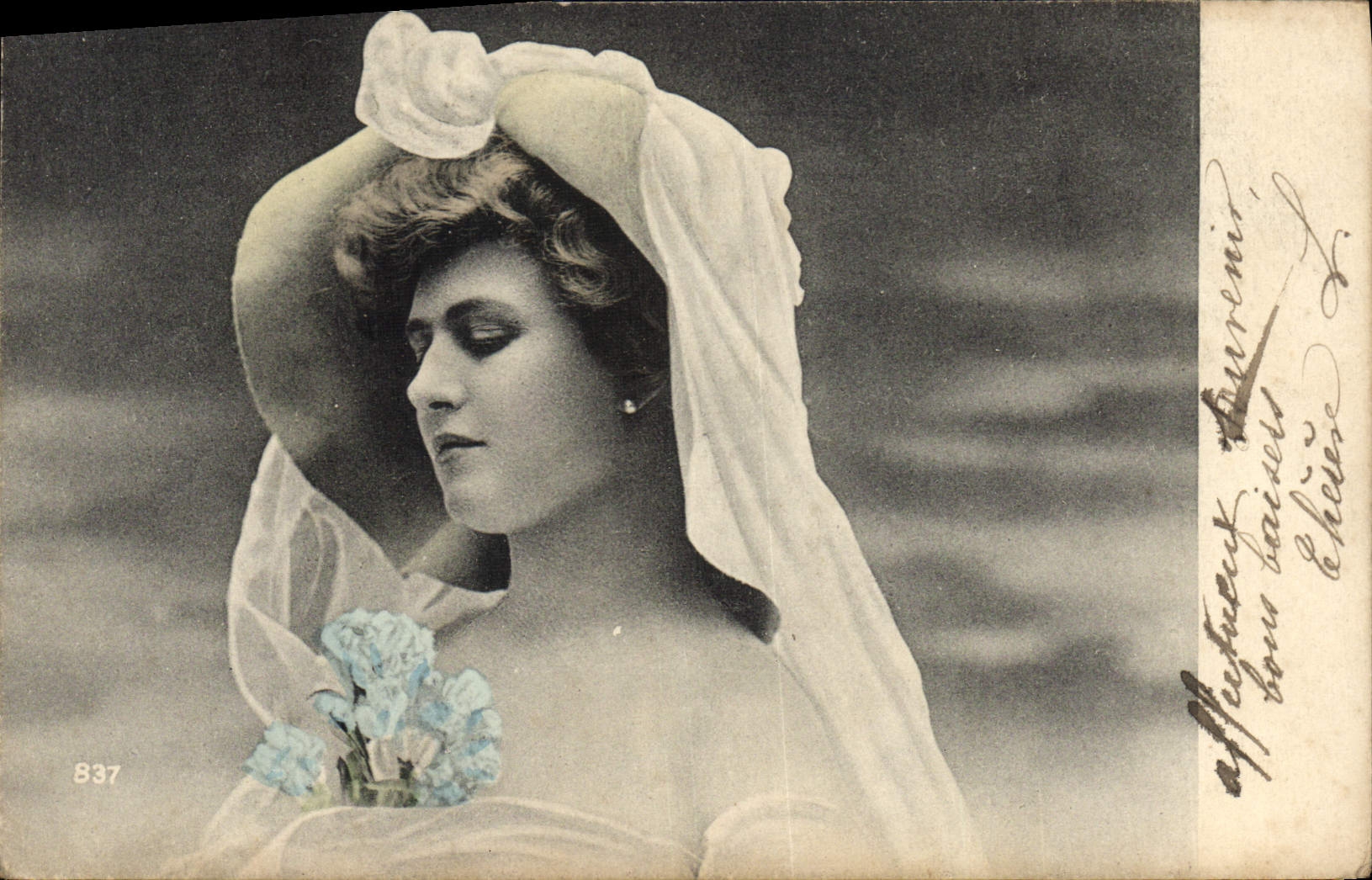 Jeune femme en robe de mariée — chapeau à voile et bouquet — éditeur non identifié, n° 837