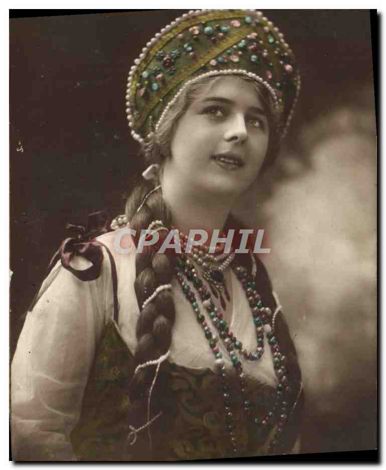 Jeune femme en costume traditionnel — éditeur inconnu, n° de série non visible