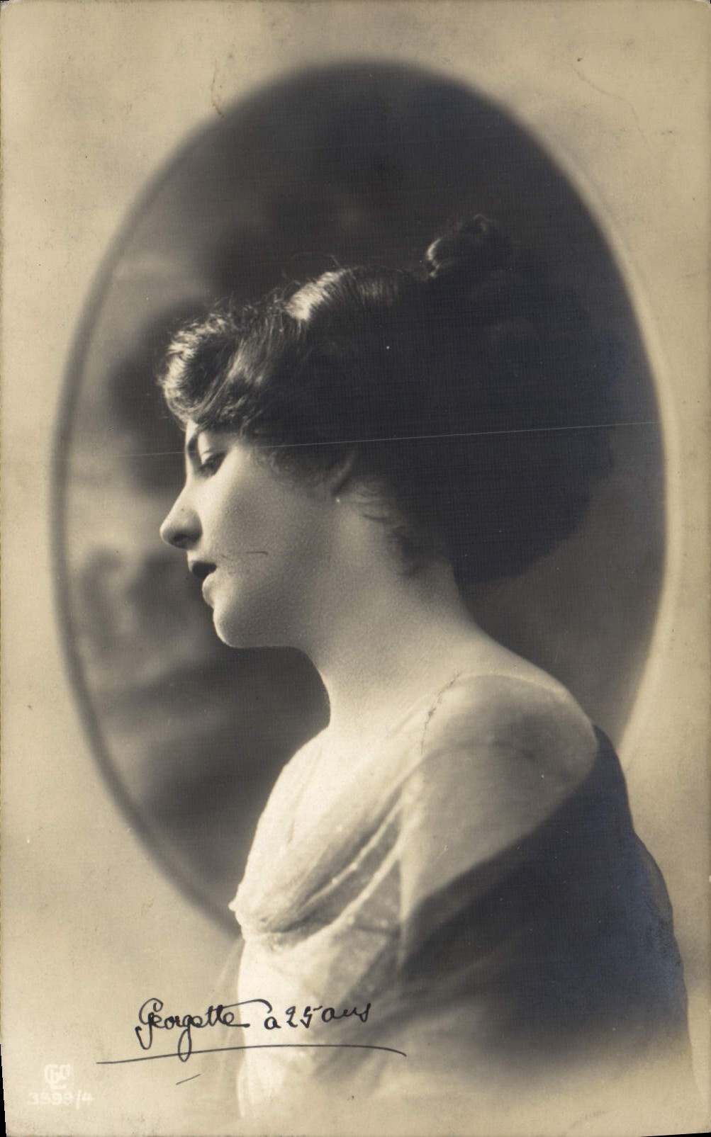 Portrait de profil de Georgette Govigniaux — photographie signée — n° 3593/4