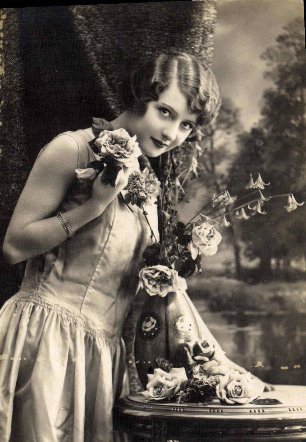 Jeune femme avec roses — carte postale datée de 1932 — éditeur inconnu