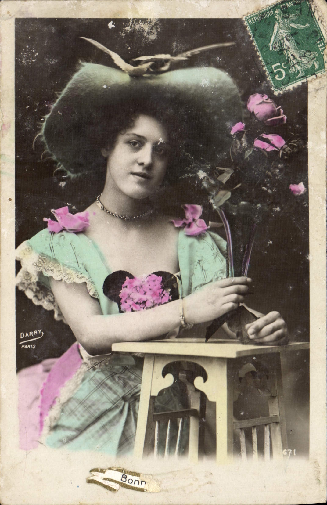 Femme en chapeau à plumes — fleurs roses — Darby, Paris, n° 671