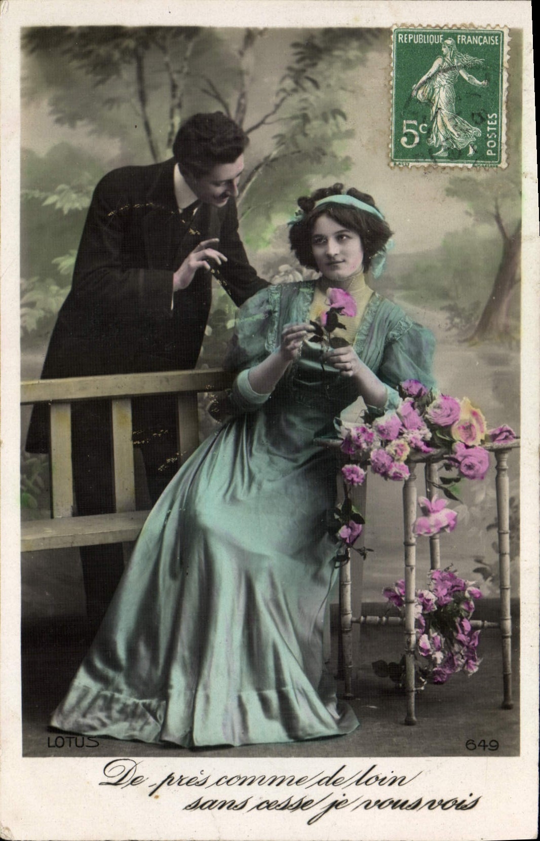 Joven mujer en vestido verde y hombre en traje — escena de jardín — editor LOTUS n°649