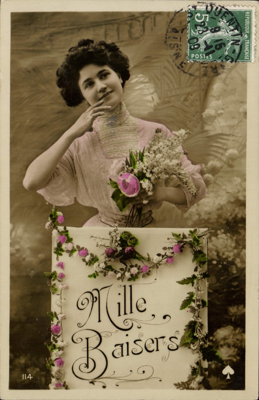 Femme en robe rose tenant un bouquet — 'Mille Baisers' — éditeur anonyme, n° 114