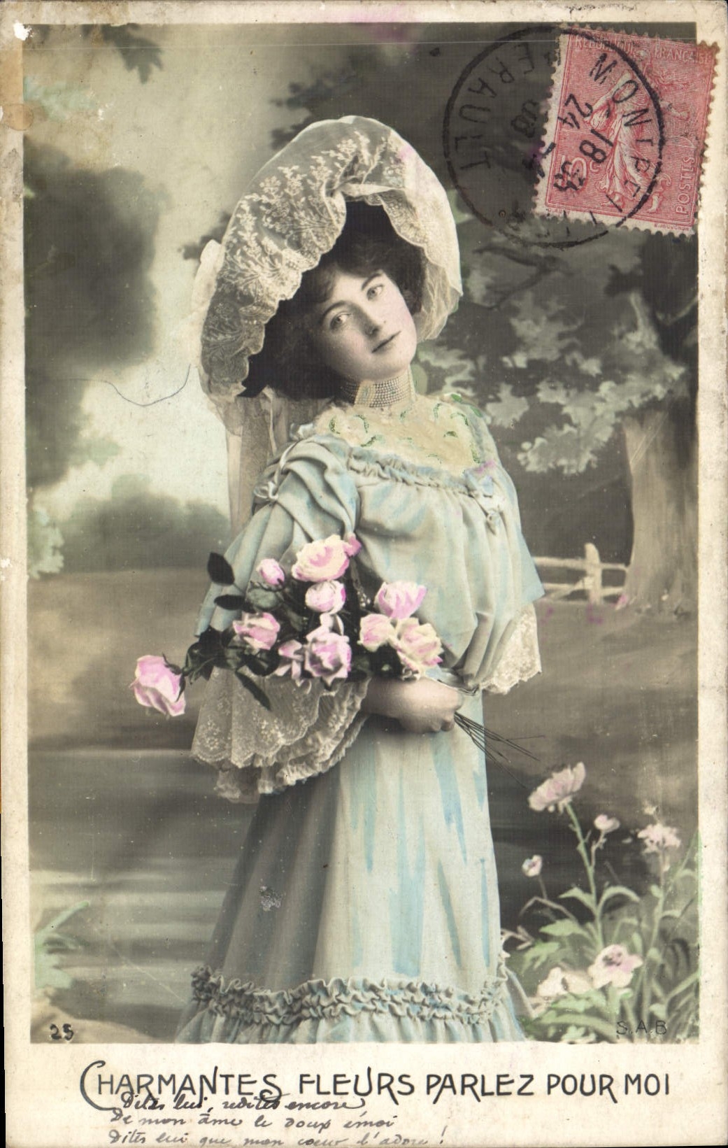 Femme en robe bleue tenant un bouquet de roses — S.A.B. — n°35