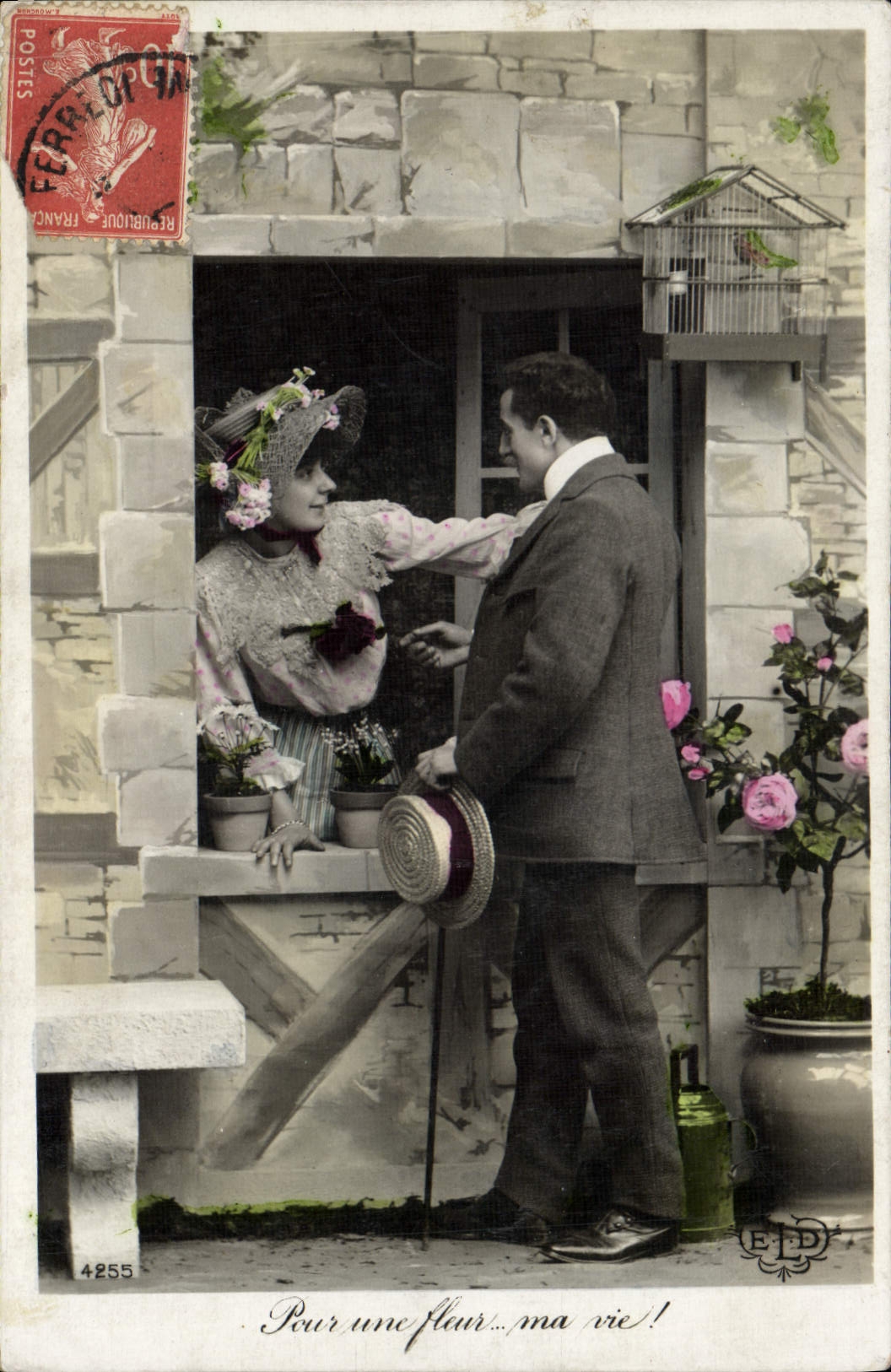Mujer a la ventana ofreciendo una flor a un hombre — E.D. — n° 4255