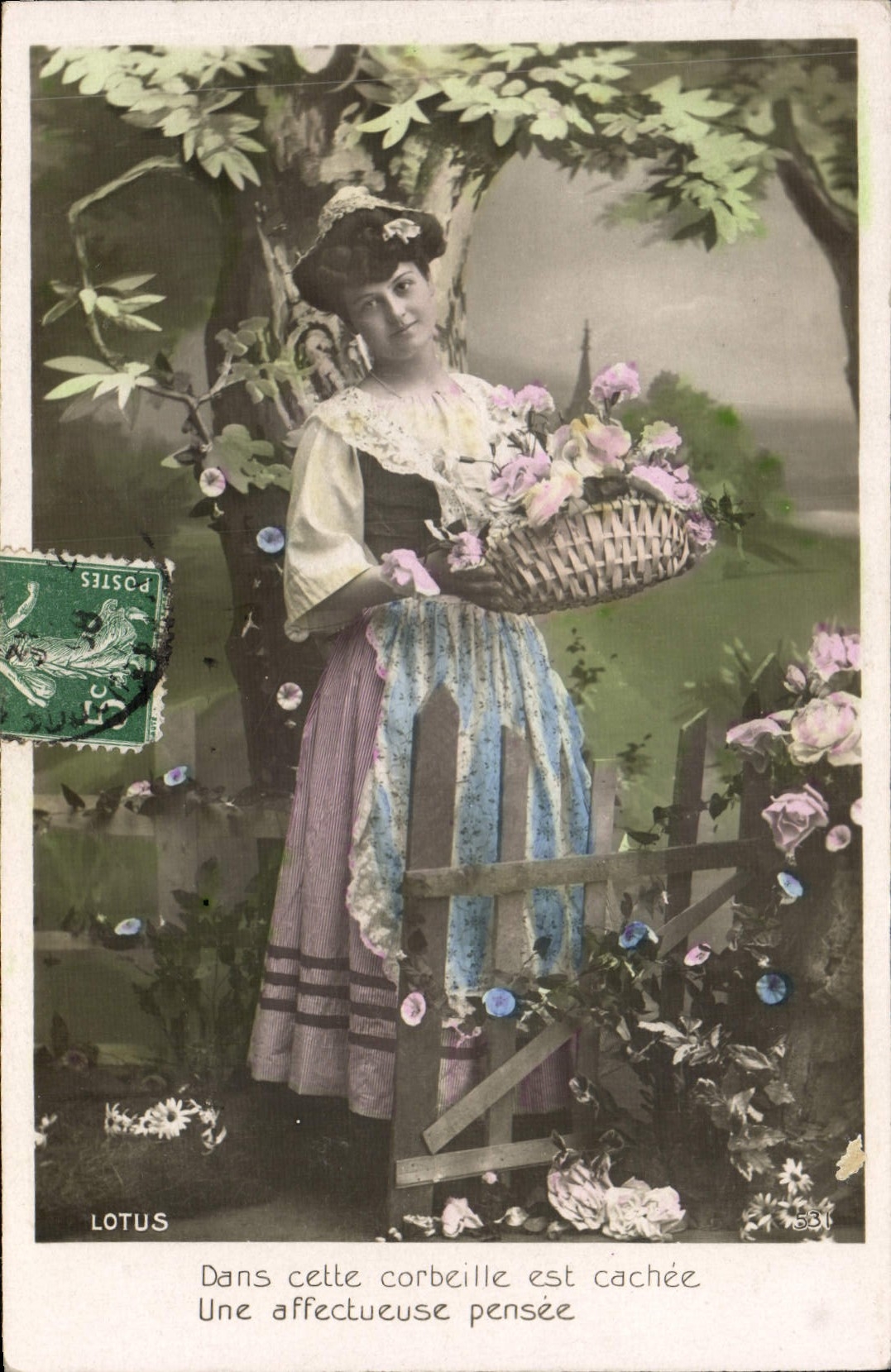 Femme tenant un panier de fleurs — texte imprimé — éditeur LOTUS, n°531