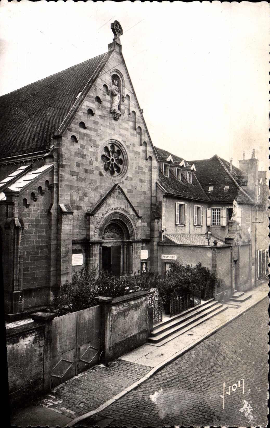 Paray-le-Monial — Chapelle et façade extérieure du monastère de la Visitation — Les Éditions d'Art, Paris