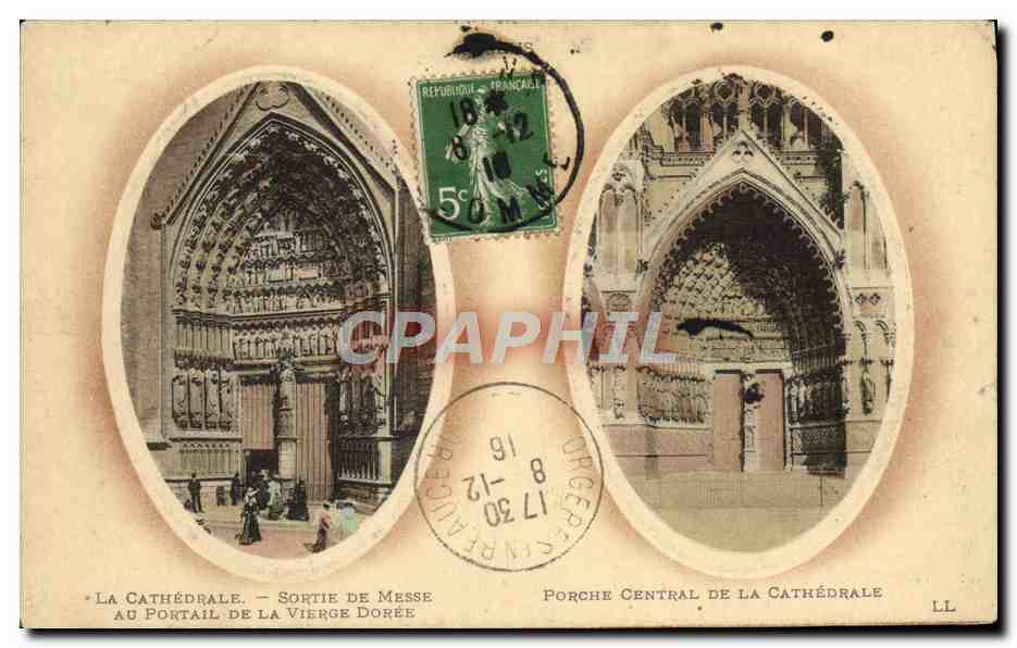 CPA La Cathedrale Sortie De Messe au portail de la vierge doree 