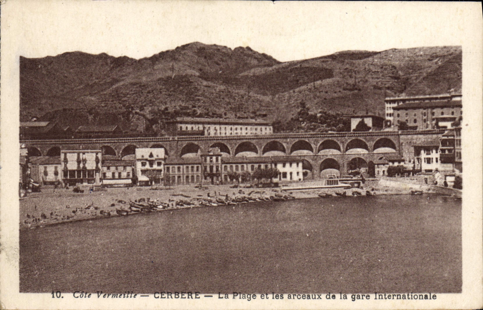 CPA Cerbere La Plage et les arceaux de la gare internationale 