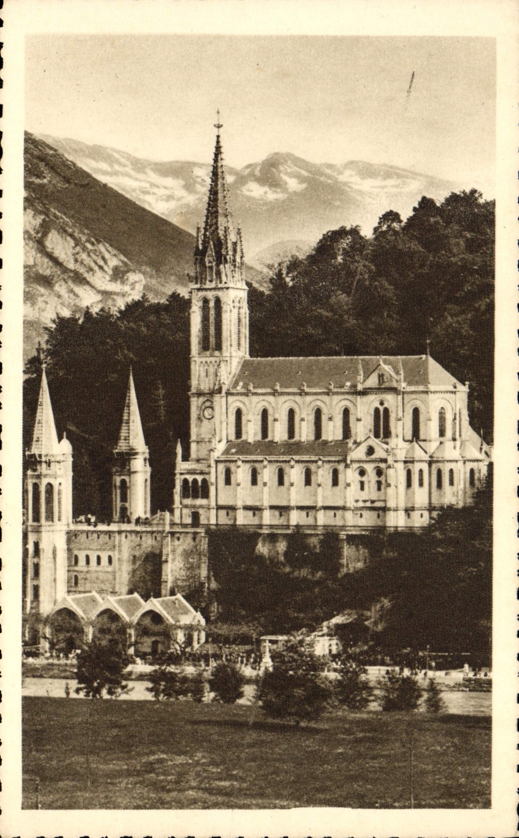 CPA Lourdes la Basilique