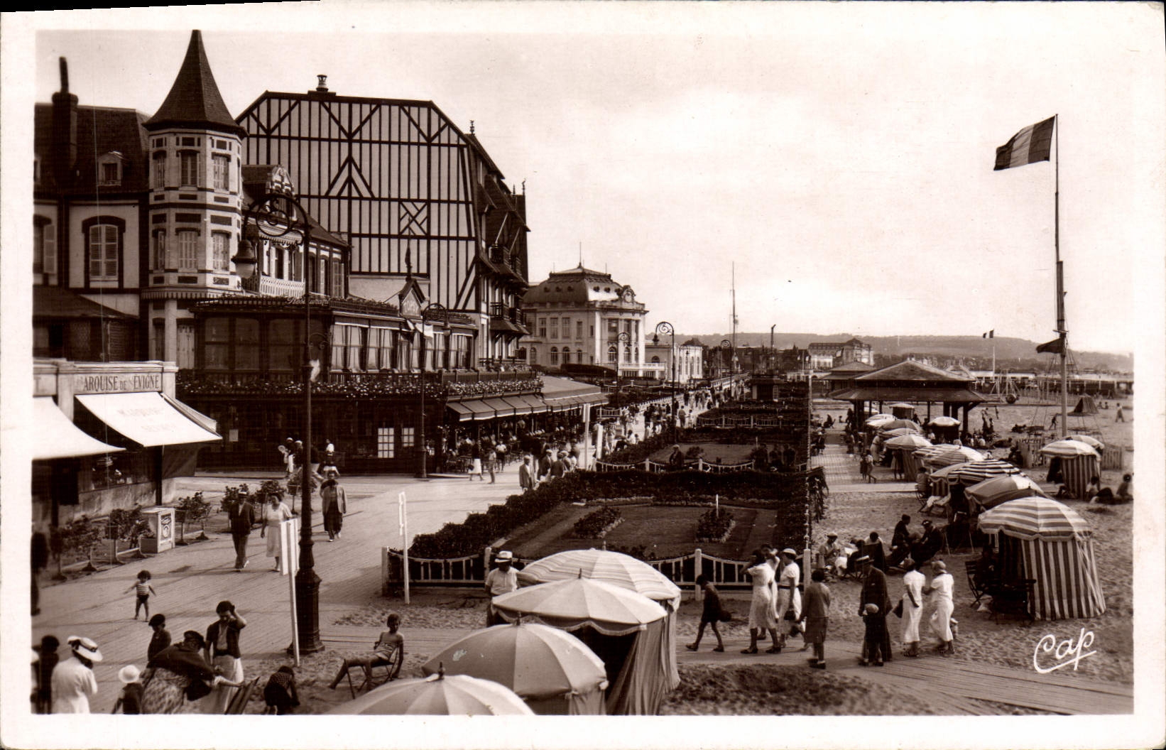CPM Trouville Les Planches Vers L'Hotel Flaubert