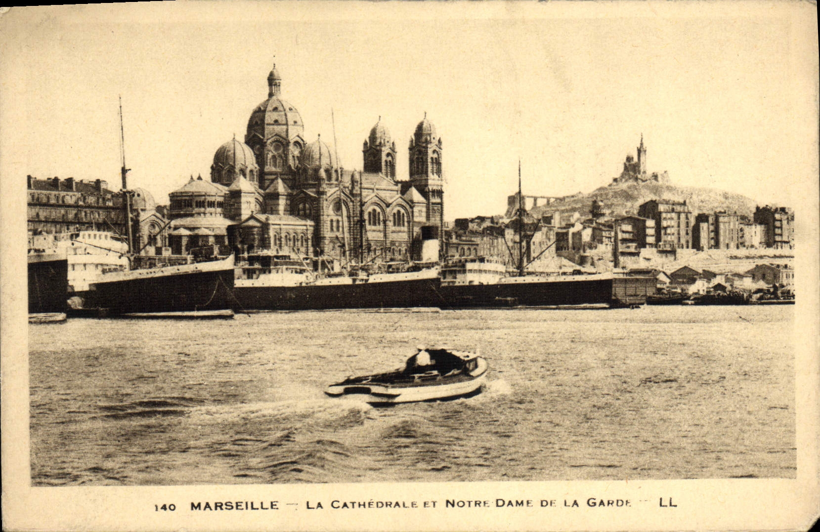 CPA Marseille La Cathedrale et Notre Dame de la Garde Bateaux